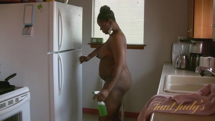 Naughty ebony mommy cleans in the buff.