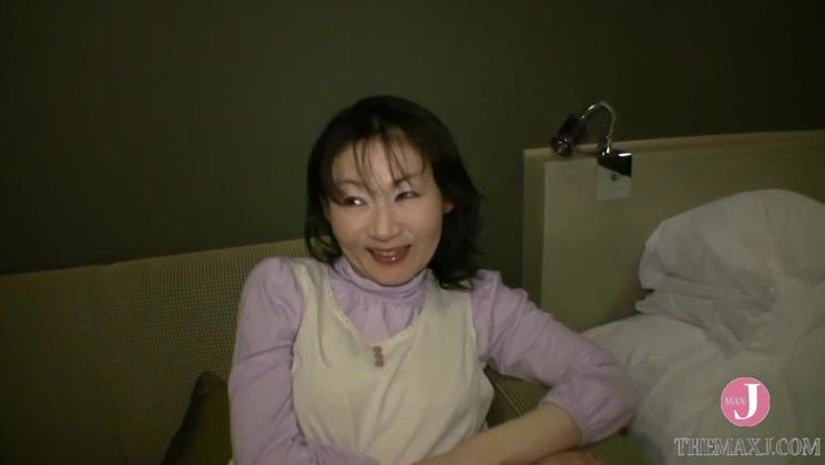 Mao (40), who has never had a good experience with a man and missed her chance to get married, has a gem of a sex video. intro
