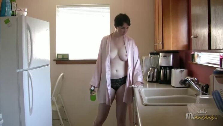 Mature Inara Byrne Nude: Sensual Kitchen Cleaning Reveals All