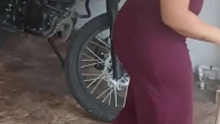 Cleaning the house with my wife, I persuade her for a blowjob, leading to a funny finale