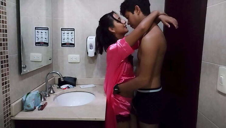 A delicious morning bath: Blowjob & Creampie with a Latina babe