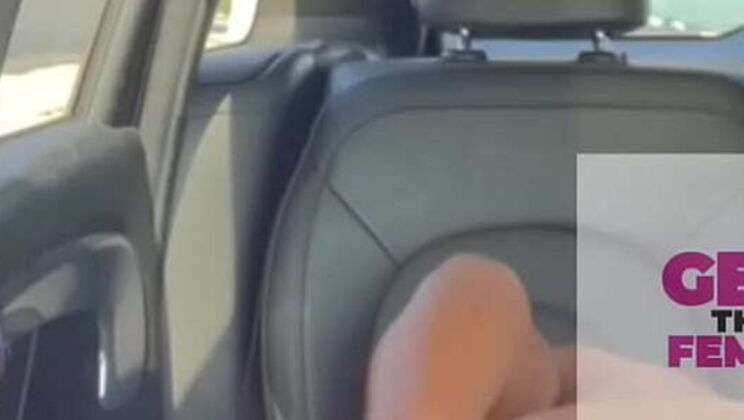 Ebony babe gets pussy fingered in car