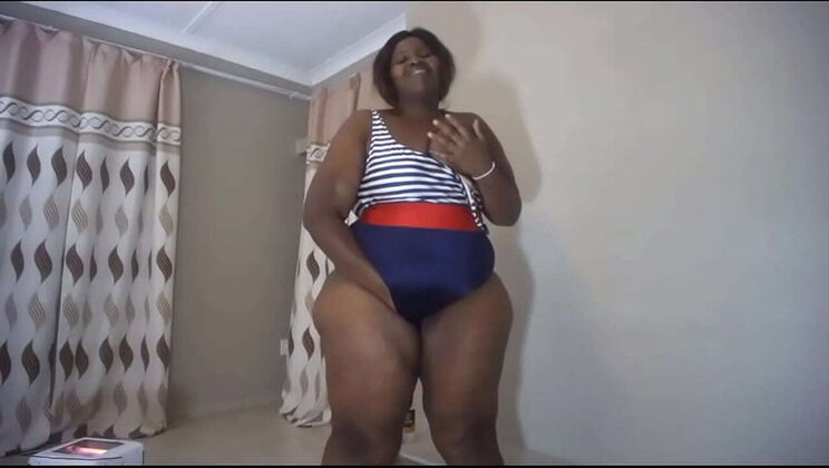Big Booty South African BBW Masturbates and Twerks Live on Cam