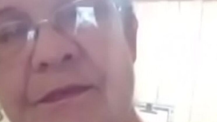 Mature MILF Live Show: Tits Out & Pussy Play