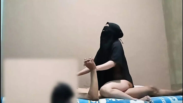 Hot Hijab Neighbor Swaying in Homemade Sex with Creampie