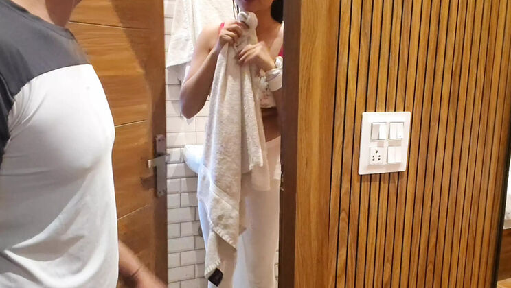 Desi Bhabhi Fucks TV Repair Engineer in Hardcore Indian Homemade Sex