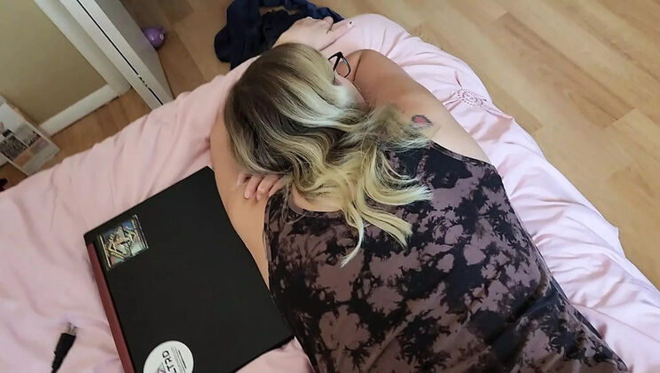 Hot Blonde MILF Mama_Foxx94 Goes Wild - Big Ass Twerking & Real Orgasm