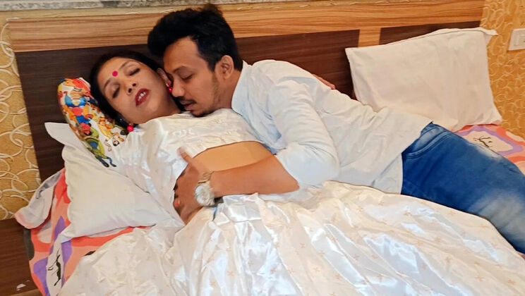 Desi Indian Bhabhi Fucks in Hotel - Hot Couple Sex with Big Nipples