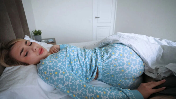 Step Mom Jenny Lux Wakes Me Up With A Hot Blowjob & Creampie