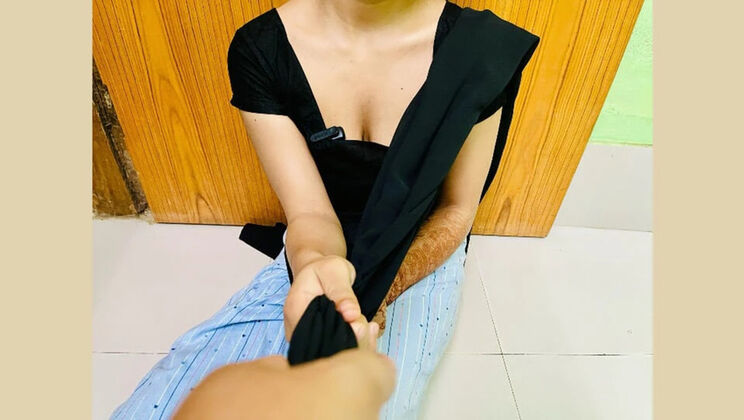 Hot Desi Bhabhi Fucks Servant While Wife is Away - Riya Chowdhury Homemade Sex