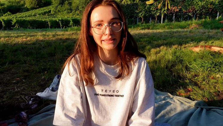 Teen Emmi-Hill Spreads Tight Asshole & Huge Labia Pussy Close-Up