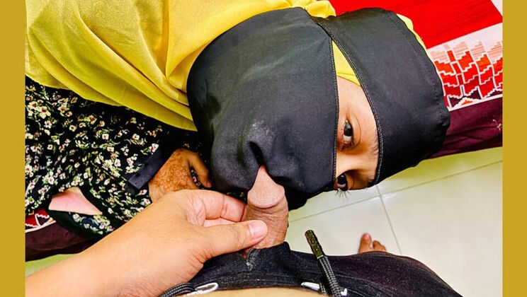 Desi Aunty Makes My Cock Hard - Hot Homemade Sex with Step Mom