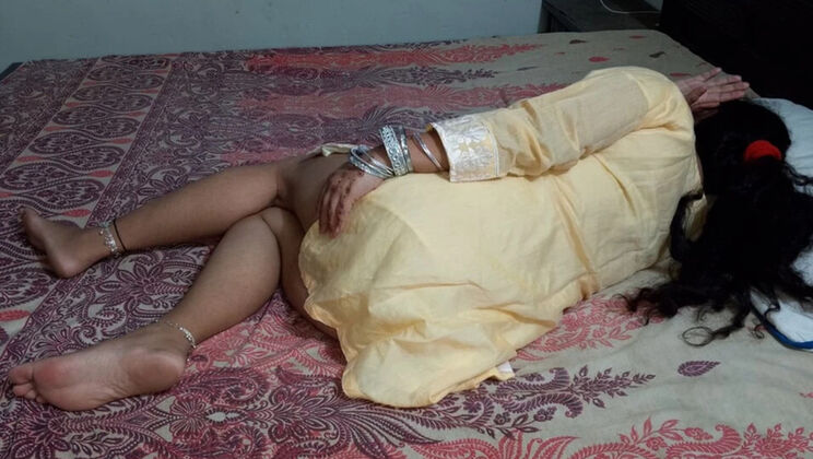 Desi Indian Sister-in-Law Spreads Legs Naked to Seduce - QueenbeautyQB