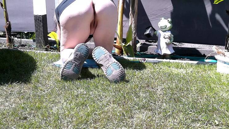 Hot German MILF SimoneLive1 Naked Behind Hedge - Amateur Outdoor Peeping