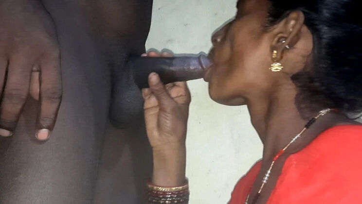 Desi Bhabhi Samresha Naidu Homemade Sex - Blowjob & Doggy Style with Chubby Indian Aunty