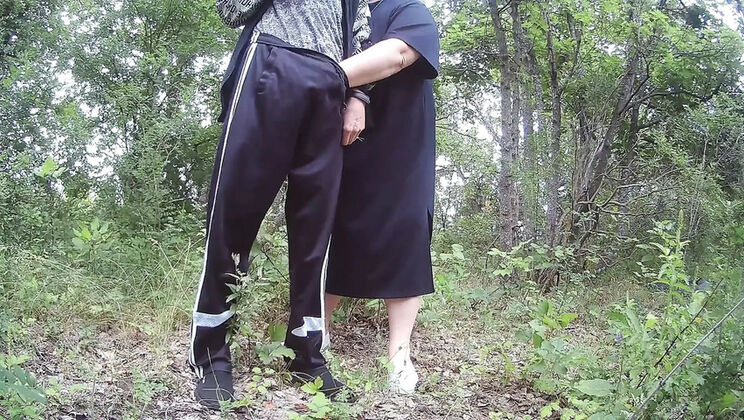 Stepmom Gives Blowjob in Park and Swallows Cum - Zona901 Amateur Outdoor MILF