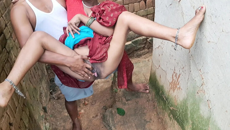 Indian Hot House Maid Fucked Hard By Owner - Desi Aunty Outdoor Sex