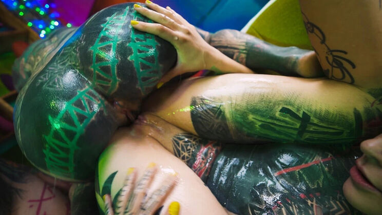 Goth Girl Takes Cum in Ass from Tattooed Sluts - Anuskatzz Lesbian Threesome