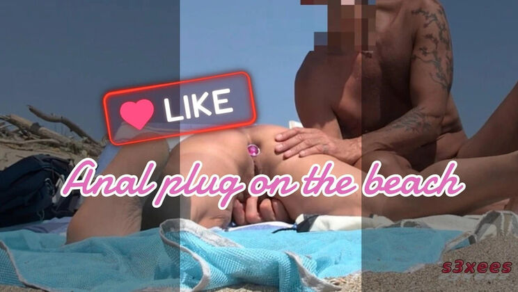 Amateur Exhibitionist Wife Gets Pussy Fingering and Clit Massage on Nude Beach