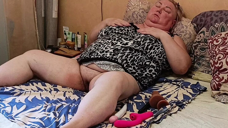 Stepmom with huge pussy masturbates using sex toys