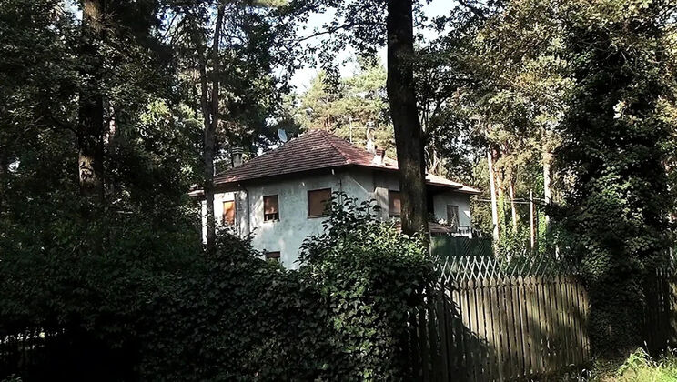 Blonde MILF with Big Tits and Huge Booty Fucked Outside in Italy