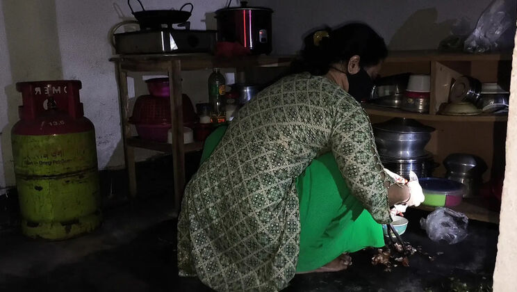 Desi Aunty Anal Doggy Style - Bangladeshi Step Mom Fucked Hard in Ass While Cooking