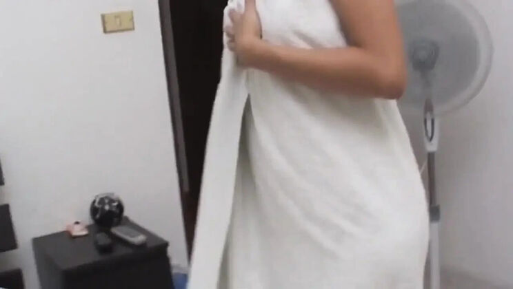 Italian amateur brunette with wig and sunglasses gets banged hard in homemade fuck video