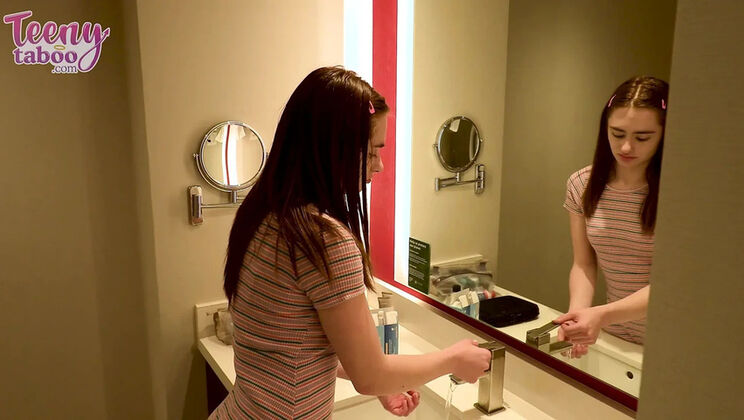 Stepdaughter Vacation Creampie - Reese Robbins Gets Filled