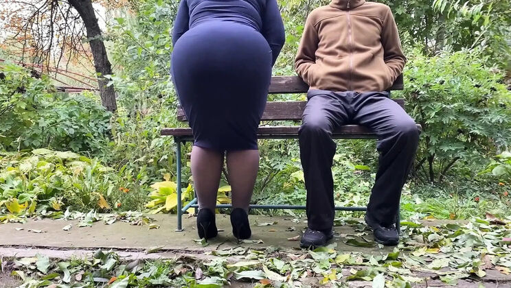 Stepmom Peeing Doggy Style Outdoor - Amateur MILF Big Ass Pissing Fetish