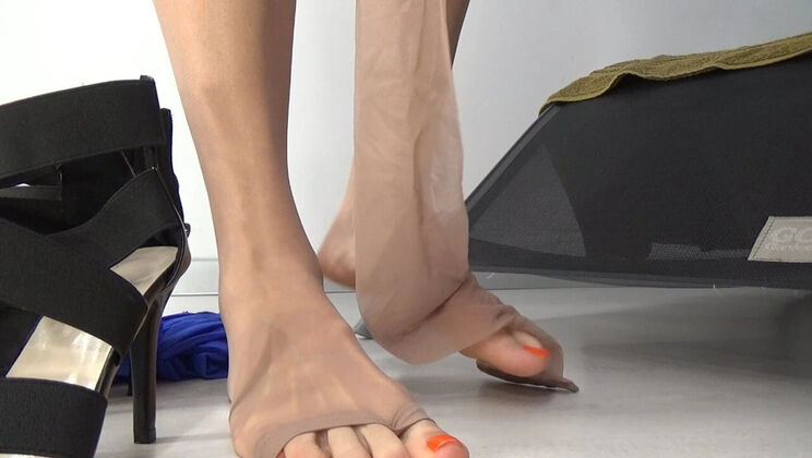 Mature Milf Tiava Shows Feet in Nylon Stockings and High Heels