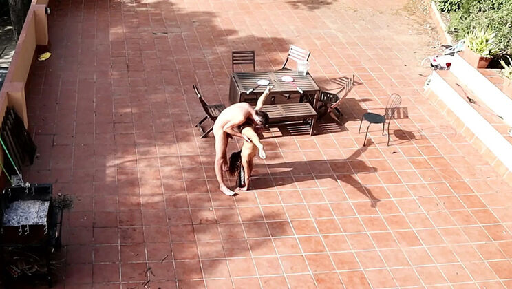 Amateur Couple Caught Fucking in the Courtyard – Outdoor Doggystyle Blowjob
